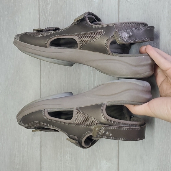 Clarks Women Outdoor Comfort Motion Thorn  Sandals Hook&loop shoes sz 10M - Picture 8 of 11